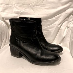Donald J Pliner black leather booties. Size US 7 1/2.